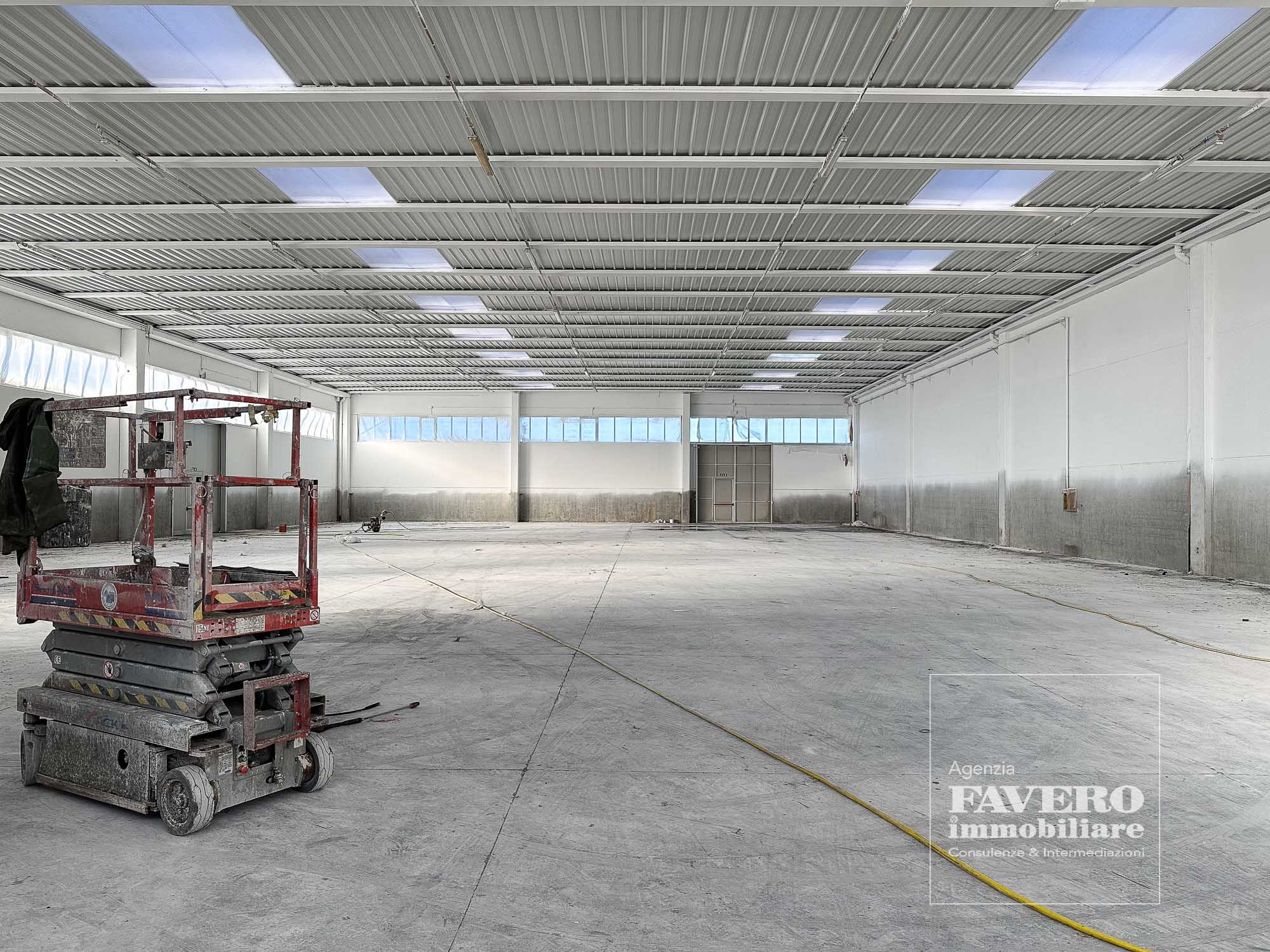 MIRA Affitto Capannone Industriale 3000 mq a Mira con scoperto privato tutto attorno.